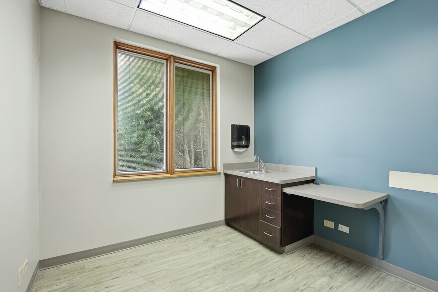 More Photos Of 390 Congress Pky, Crystal Lake Unknown For Lease