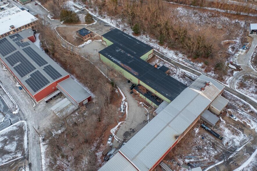 More Photos Of 30 Harris St, Putnam Warehouse For Lease