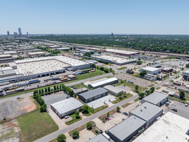 More Photos Of 116 NE 37th St, Oklahoma City Warehouse For Lease
