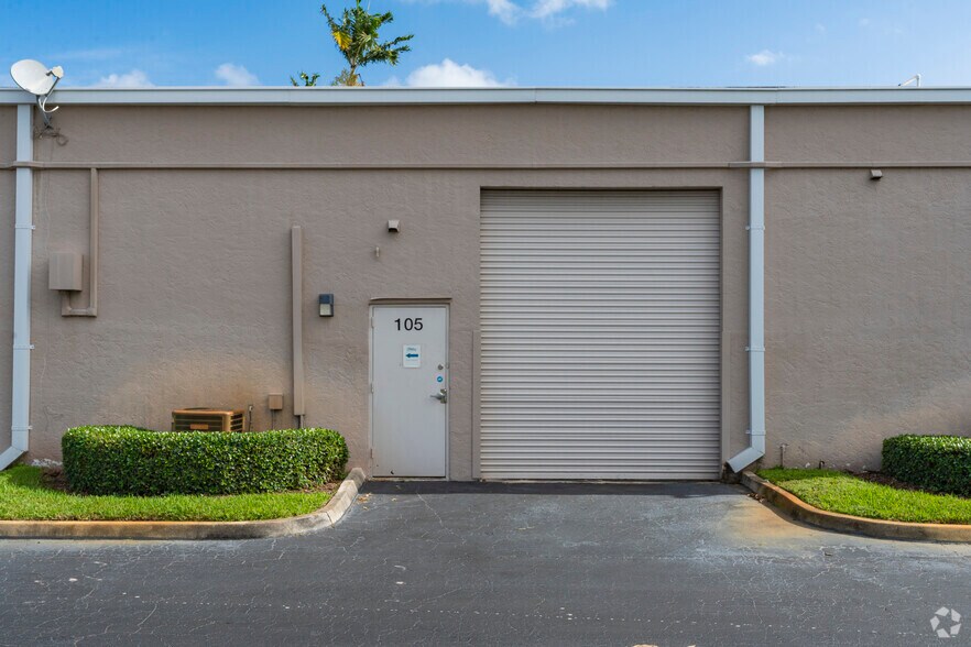 More Photos Of 6555 Powerline Rd, Fort Lauderdale Showroom For Lease