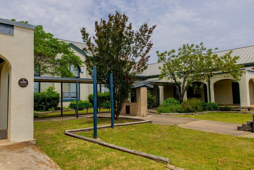 More Photos Of 300 N San Marcos St, Buda Schools For Sale