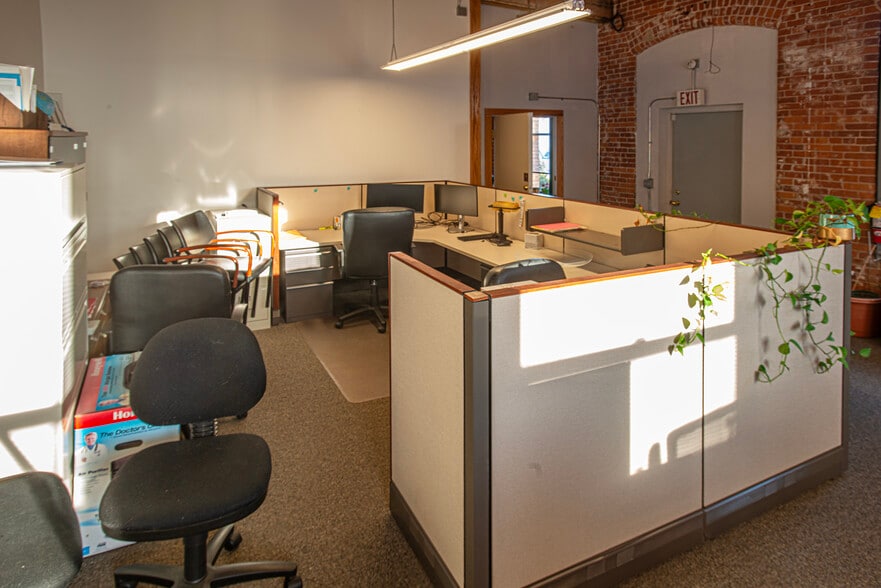 More Photos Of 320 Riverside Dr, Florence Office For Sale