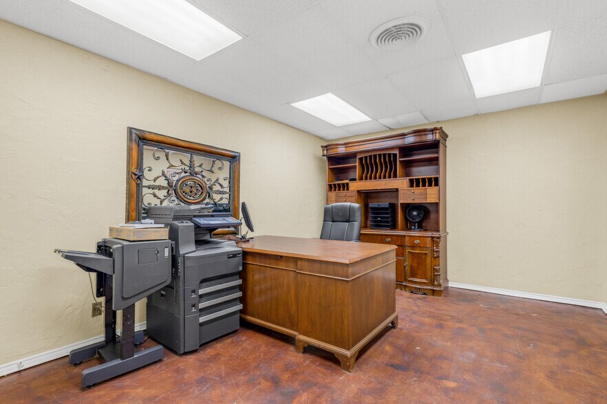 More Photos Of 101 S Main St, Quitman Office For Sale