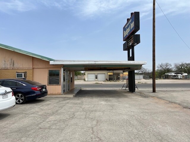 More Photos Of 208 S Ellis St, Menard Hotel For Sale