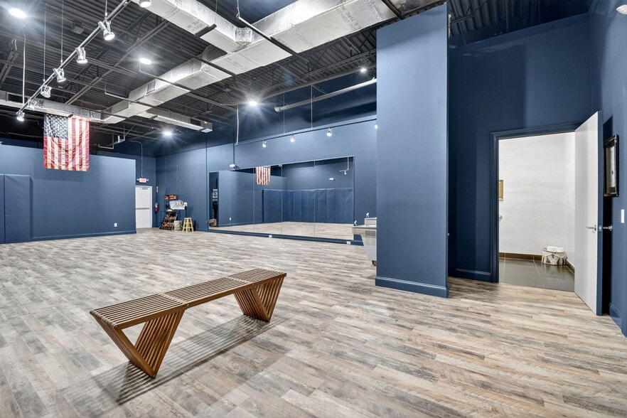 More Photos Of 2800 W State Road 84, Fort Lauderdale Showroom For Sale