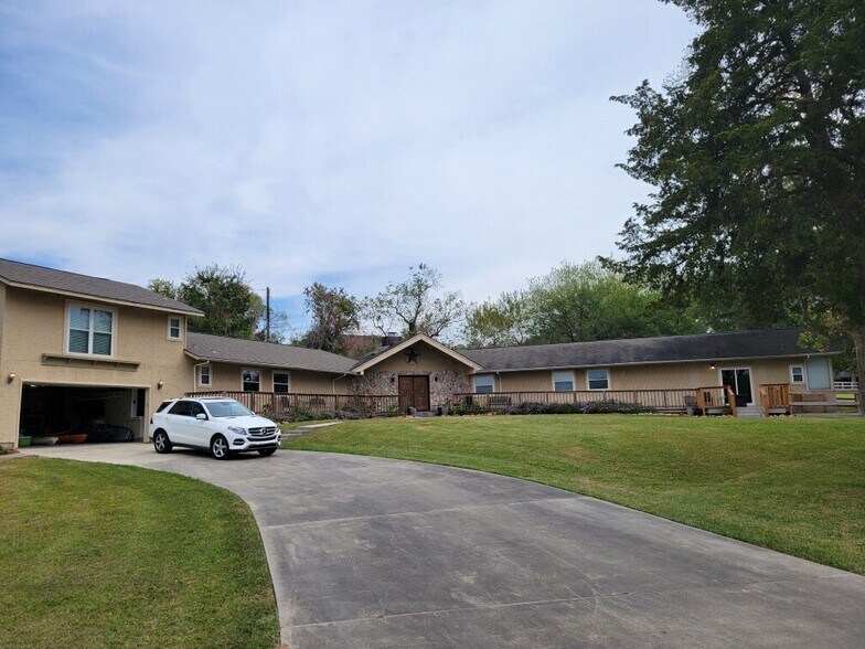 More Photos Of 561 Lakeway Dr, Montgomery Specialty For Sale