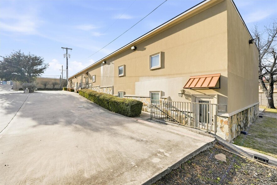 More Photos Of 1301 E Weatherford St, Fort Worth Showroom For Sale