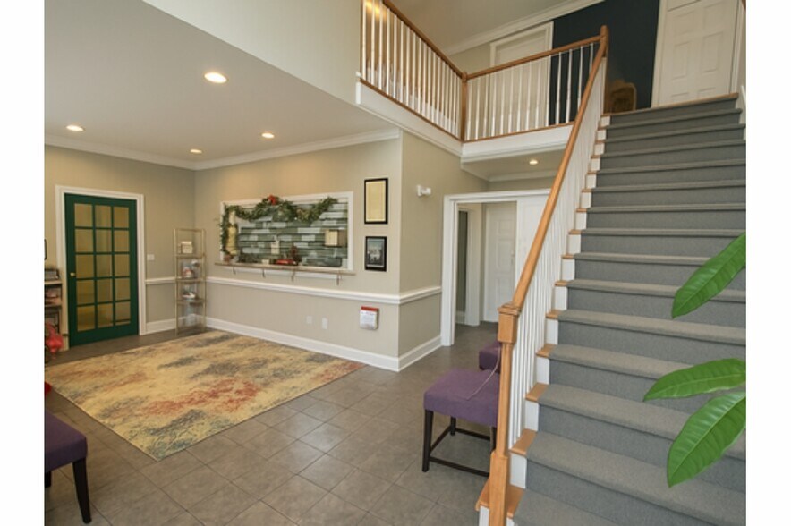 More Photos Of 620 Veterans Pky, Clayton Office For Lease