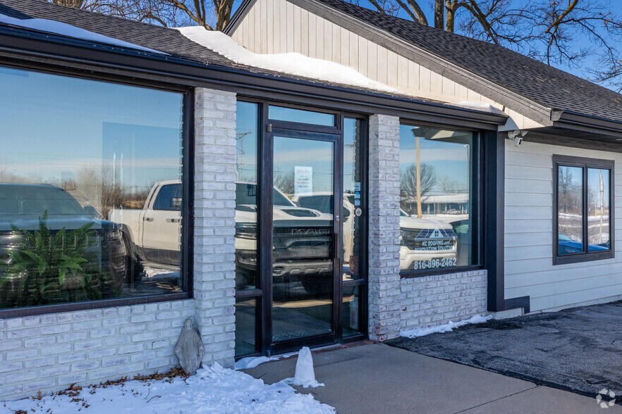 More Photos Of 1600 SW Market St, Lee's Summit Office For Sale