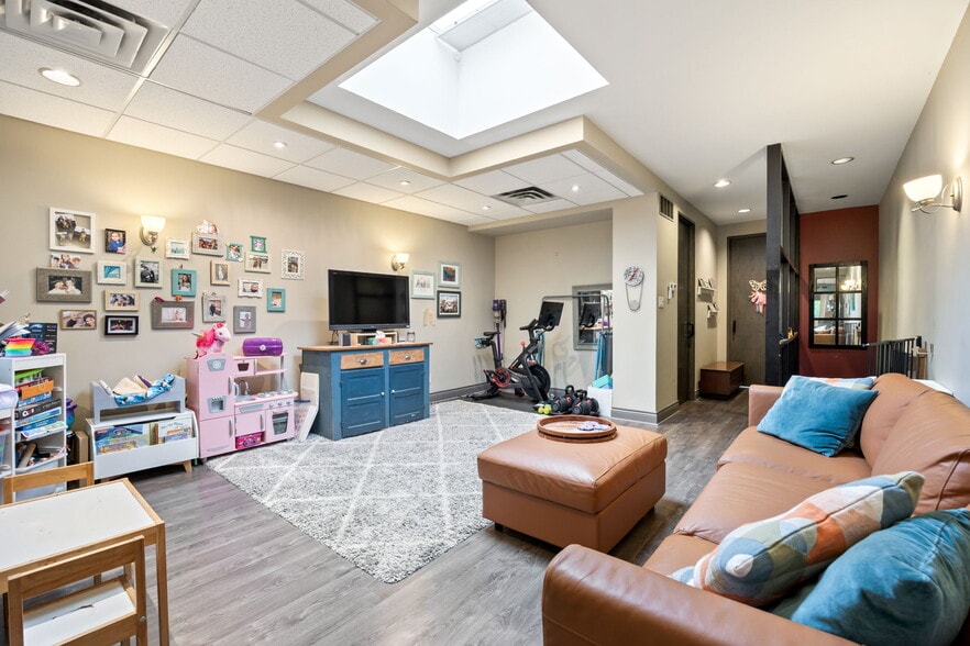 More Photos Of 1611 Bloor St W, Toronto Storefront Retail Office For Sale