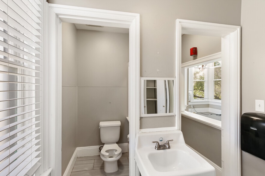 More Photos Of 1111-1123 D St, Sacramento Specialty For Sale