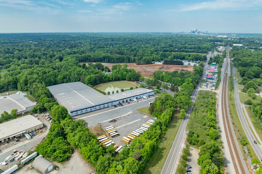 More Photos Of 6924 Orr Rd, Charlotte Distribution For Lease