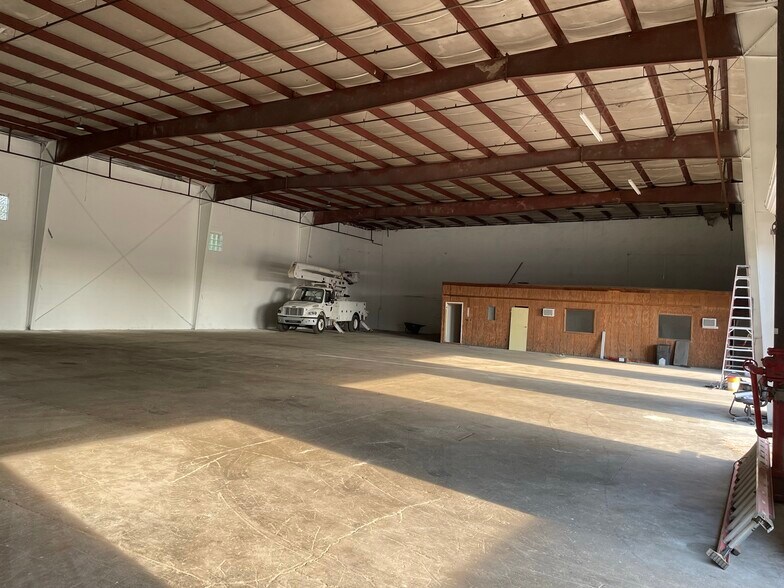 More Photos Of 692 Edgewood Ave N, Jacksonville Warehouse For Lease