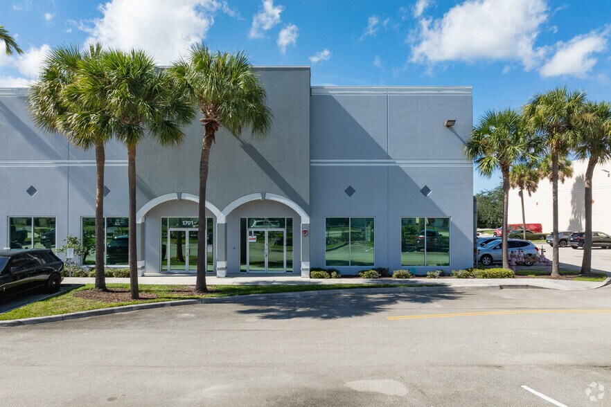 More Photos Of 1701 Green Rd, Deerfield Beach Distribution For Lease