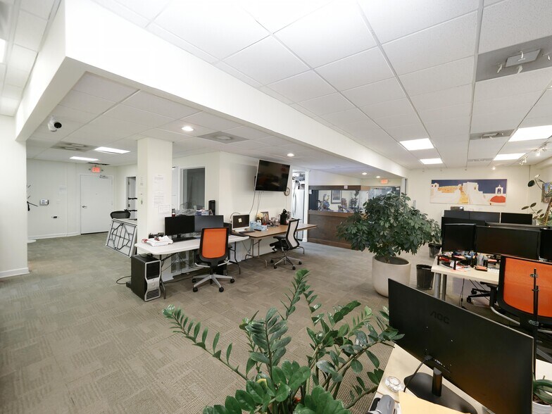 More Photos Of 7300 N Cicero Ave, Lincolnwood Loft Creative Space For Sale
