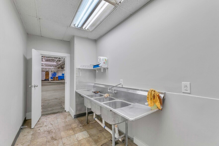 More Photos Of 7500 Bessemer Ave, Cleveland Manufacturing For Lease