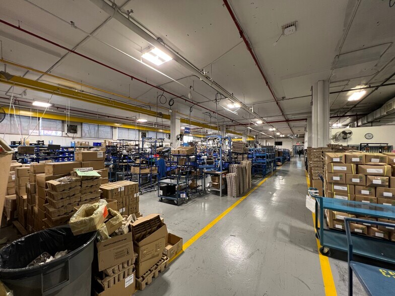 More Photos Of 7301 Boul Décarie, Montréal Warehouse For Lease