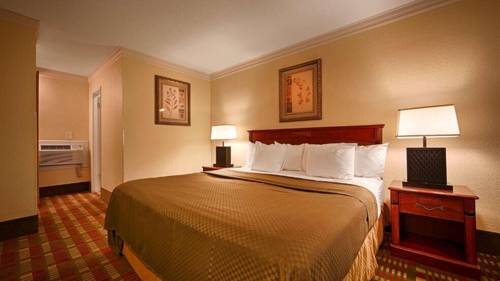 More Photos Of 760 NW Garden Valley Blvd, Roseburg Hotel For Sale