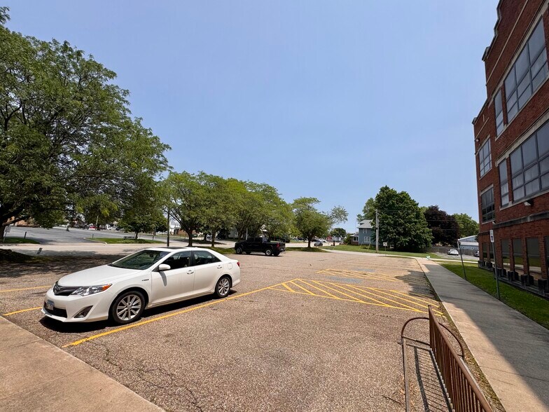 More Photos Of 208 S Johnson St, Macomb Schools For Sale