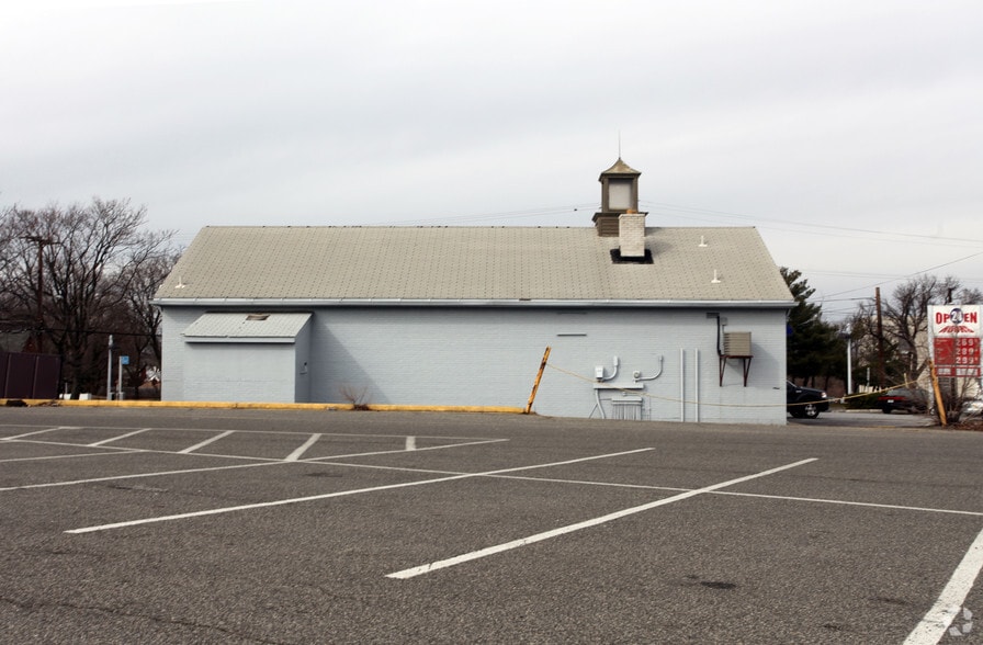 More Photos Of 2911 Colebrooke Dr, Temple Hills Service Station For Lease