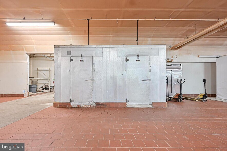 More Photos Of 13 N East Blvd, Vineland Flex For Sale