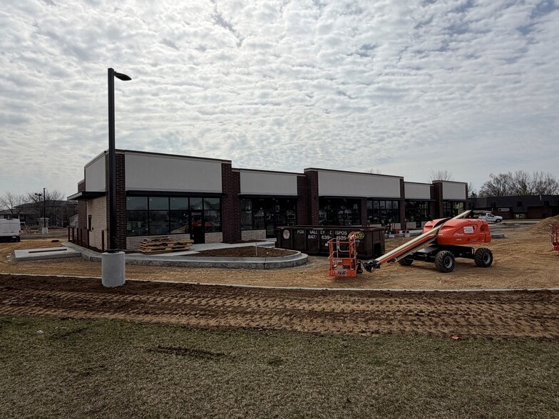 Primary Photo Of 577 Crystal Point Dr, Crystal Lake General Retail For Lease