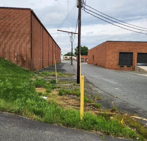 More Photos Of 10901 Carpet St, Charlotte Warehouse For Lease