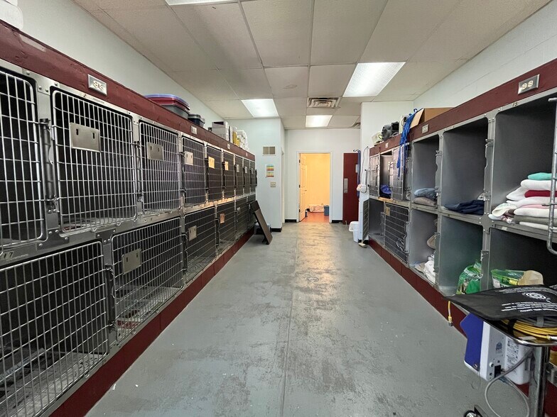 More Photos Of 1305 Black St, Pekin Flex For Sale