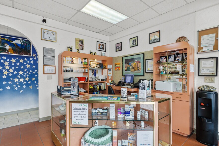 More Photos Of 26055 Bouquet Canyon Rd, Santa Clarita Veterinarian Kennel For Sale