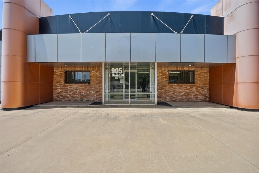 More Photos Of 905 E Broad St, Forney Manufacturing For Lease