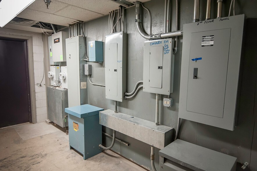 More Photos Of 400 Mack Dr, Croydon Flex For Lease