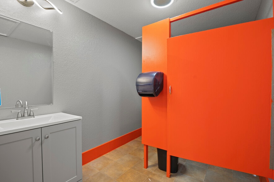 More Photos Of 2810 E Spencer Lake Rd, Shelton General Retail For Sale