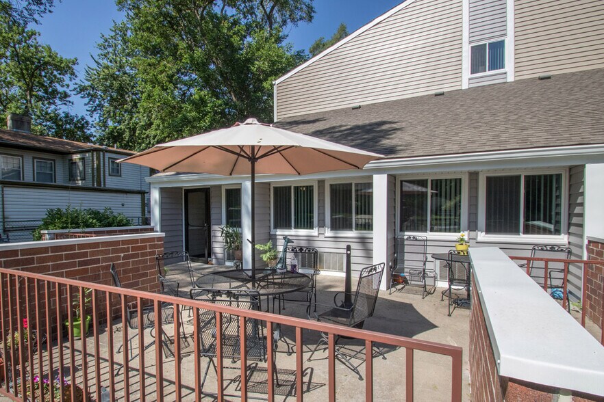 More Photos Of 1808 Warren St, Bellevue Apartments For Sale