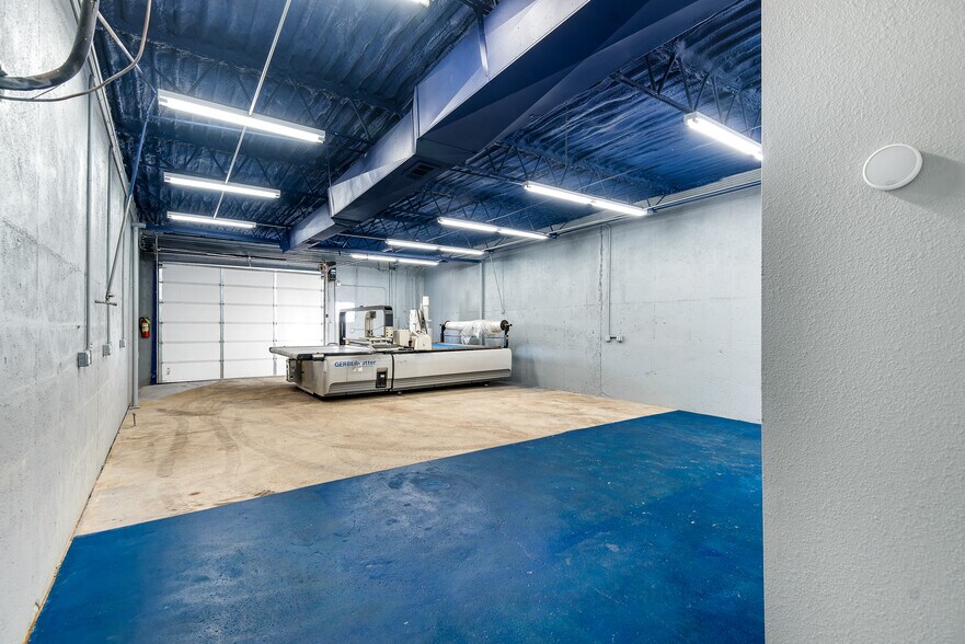 More Photos Of 224 Garvon St, Garland Warehouse For Sale