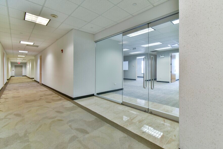 More Photos Of 2400 E Devon Ave, Des Plaines Loft Creative Space For Lease