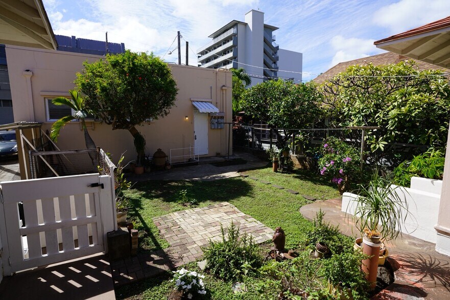 More Photos Of 3208 Waialae Ave, Honolulu Storefront For Sale