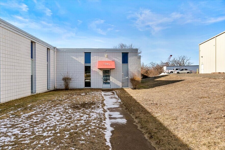 More Photos Of 118 Quinnipiac Ave, North Haven Warehouse For Lease