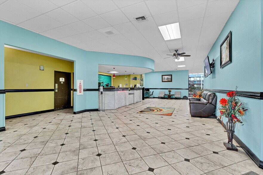 More Photos Of 3232 N Summit St, Arkansas City Hotel For Sale