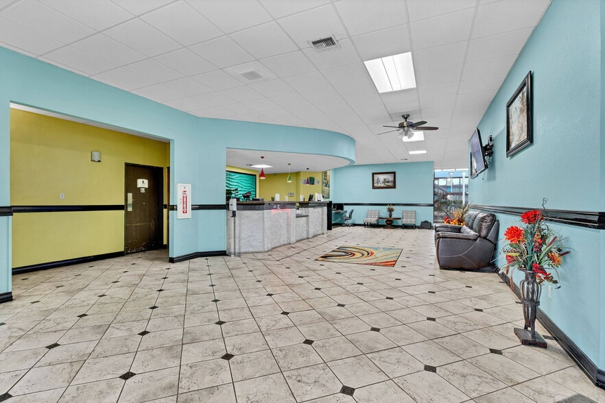 More Photos Of 3232 N Summit St, Arkansas City Hotel For Sale