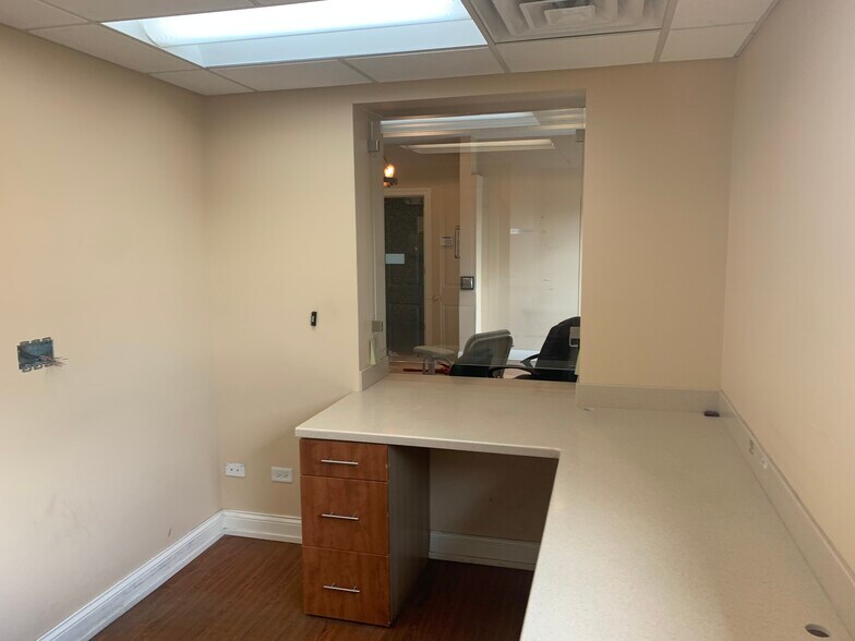 More Photos Of 9115 S Cicero Ave, Oak Lawn Office For Sale