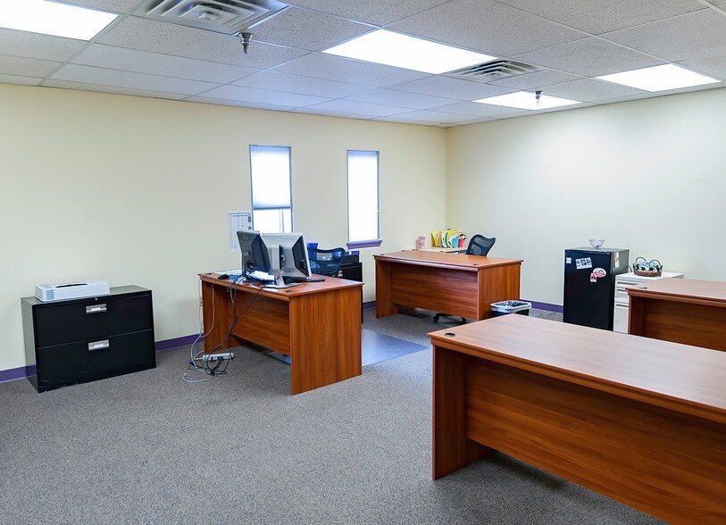 More Photos Of 400 Mack Dr, Croydon Flex For Lease