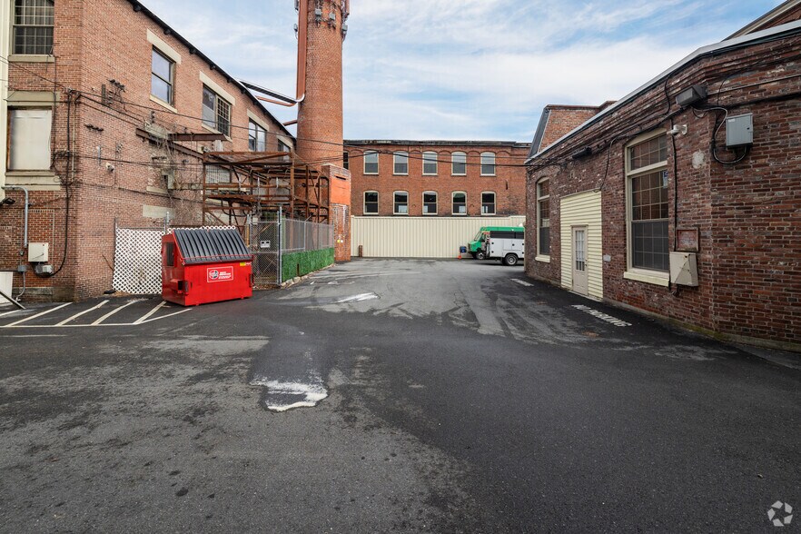 More Photos Of 100 Pleasant St, Dracut Self Storage For Sale