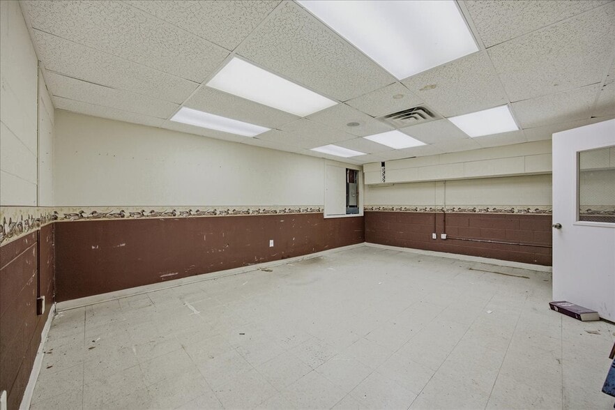 More Photos Of 8540 Blue Ridge Blvd, Kansas City Office For Sale