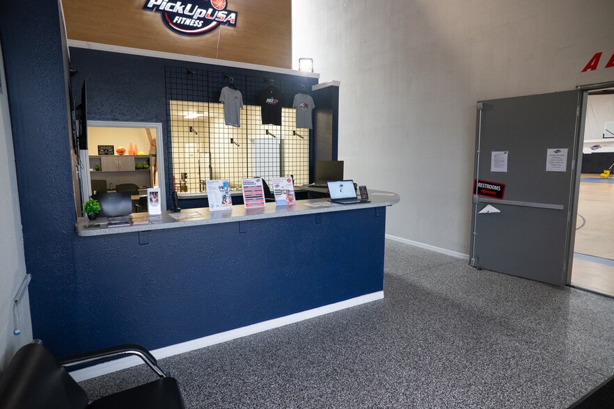 More Photos Of 9937 Race Track Rd, Tampa Manufacturing For Lease