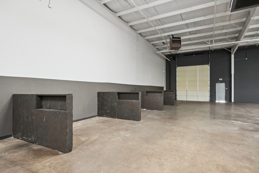 More Photos Of 4748 Algiers St, Dallas Showroom For Lease