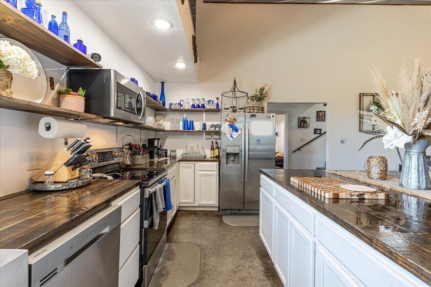 More Photos Of 1817 S Morgan St, Granbury Auto Dealership For Sale