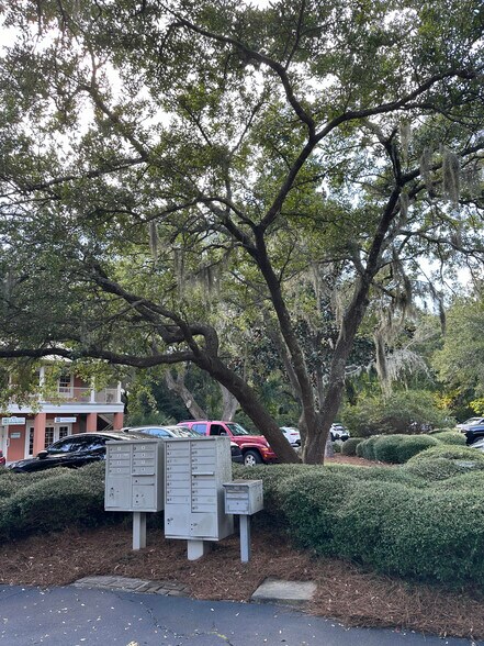 More Photos Of 10 Pinckney Colony Rd, Bluffton Office For Lease