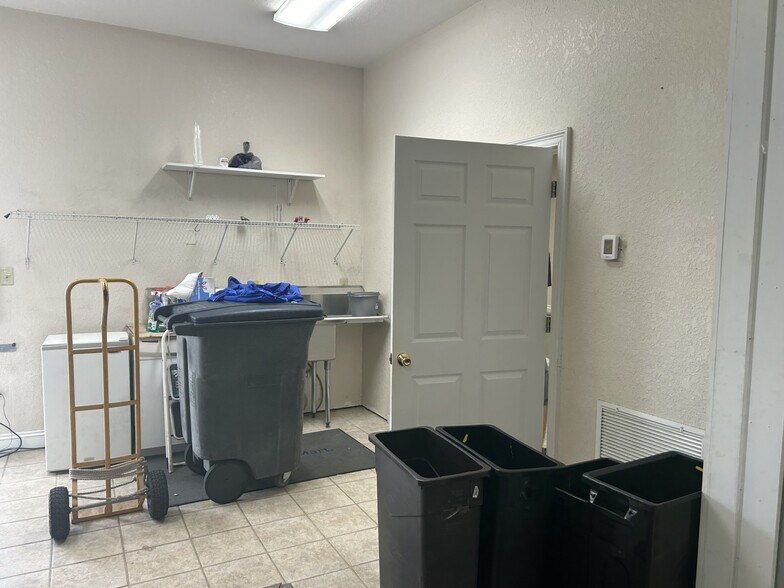 More Photos Of 1116 N Ferdon Blvd, Crestview Drugstore For Lease