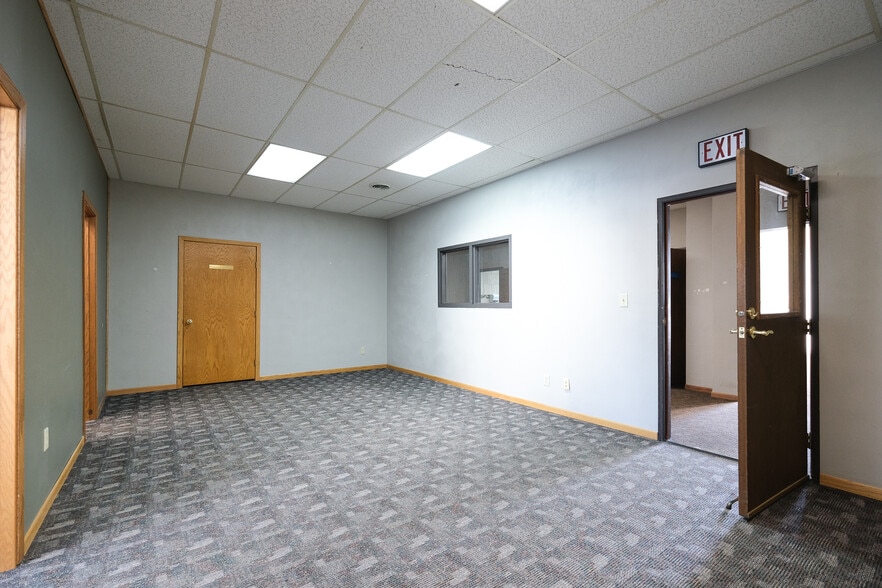 More Photos Of 915 S Front St, Mankato Office For Sale