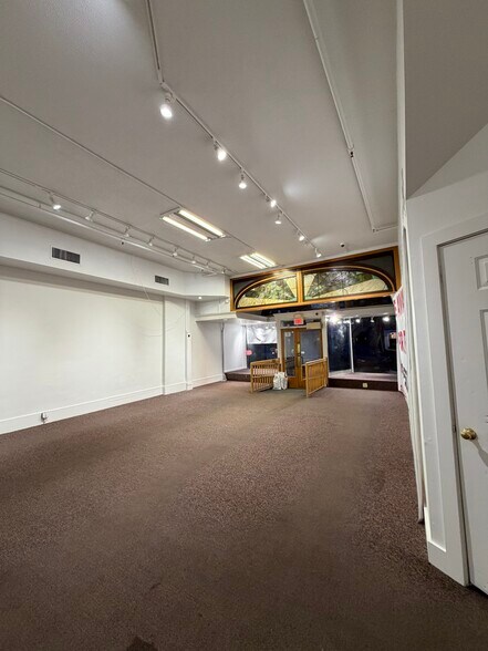 More Photos Of 189 Main St, Northampton Storefront Retail Office For Lease